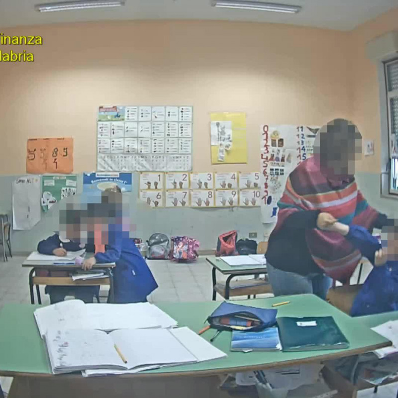 Il fermo immagine del video della finanza mostra i maltrattamenti da parte della maestra