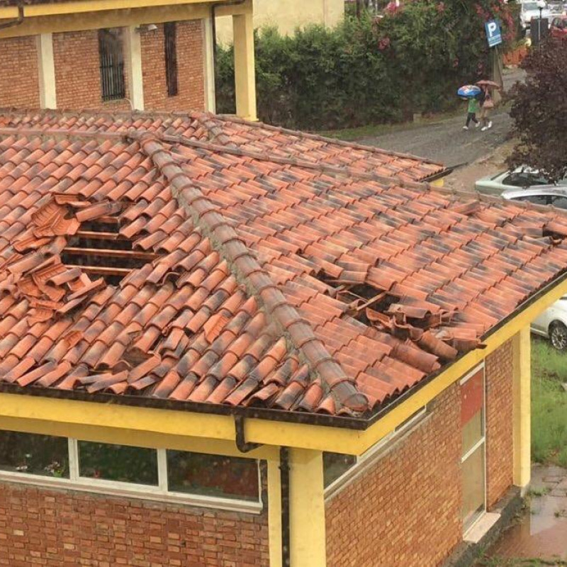 Il tetto del Municipio di Pizzo danneggiato dalla tromba d'aria
