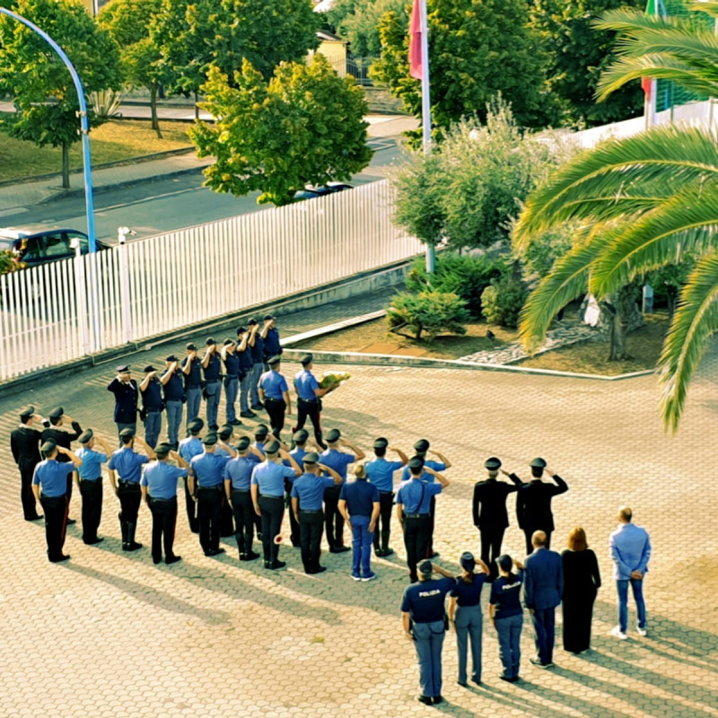 Sparatoria alla Questura di Trieste, in Calabria fiori e omaggi ai poliziotti morti - Video
