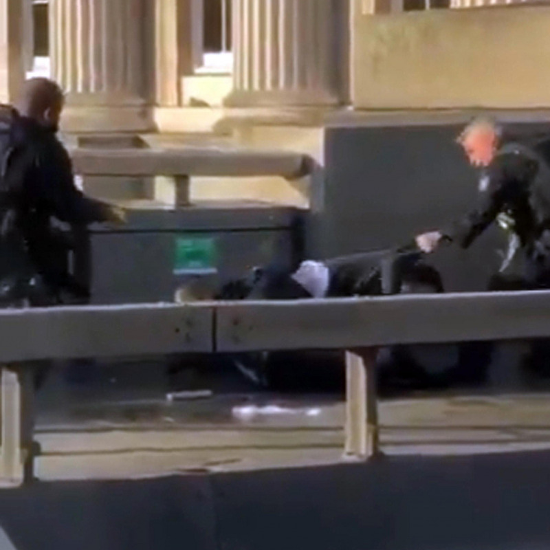 Il fermo immagine di un video pubblicato sul profilo Twitter de La7 mostra l'aggressore di London Bridge armato di coltello