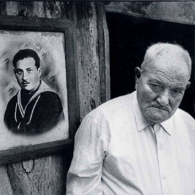 Giovanni Nigro col ritratto del figlio Francesco, ucciso nel 1949 a Melissa