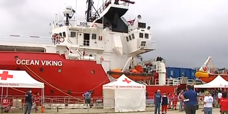 Messina, sbarcati 213 migranti dalla Ocean Viking