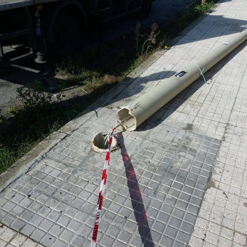 Pioggia e vento abbattono decine di pali della luce a Messina, la mappa degli interventi - Foto