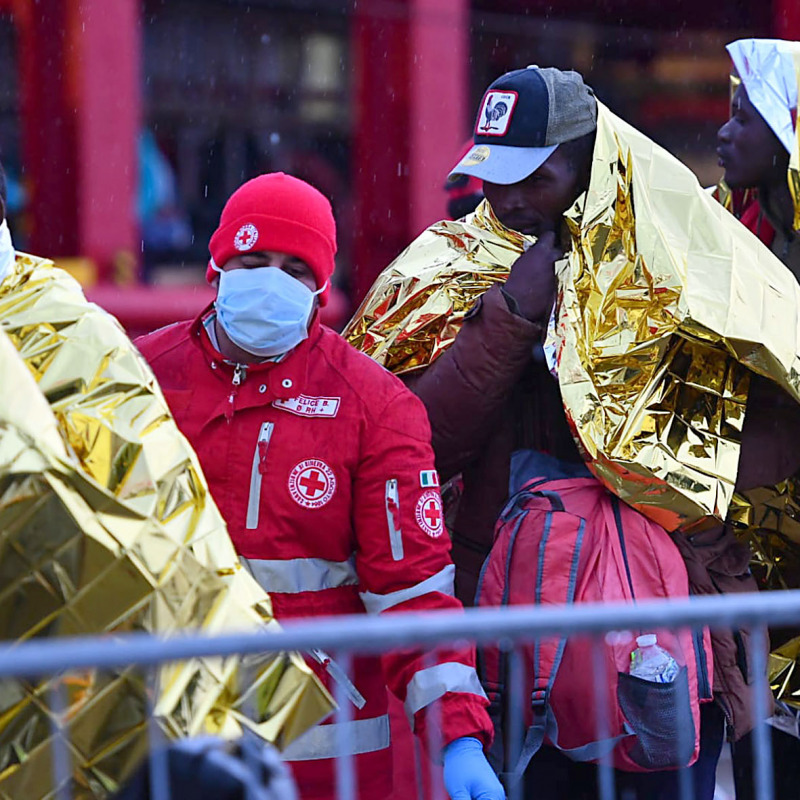 L'Ocean Viking approda a Messina, la gioia dei 213 migranti durante lo sbarco