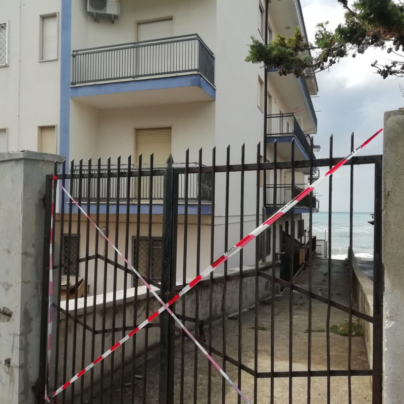 Fuscaldo sferzata dal maltempo, palazzine colpite dalla furia delle onde: apposti i sigilli - Video