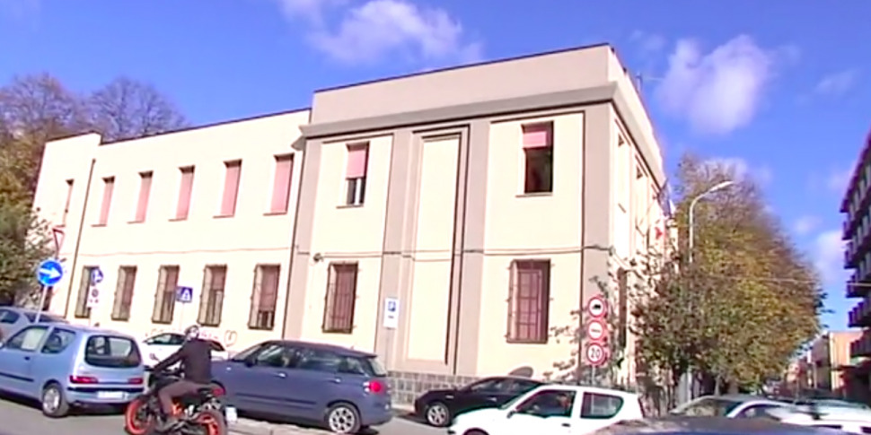 Crolla il controsoffitto alla scuola Tommaseo di Messina, lezioni sospese