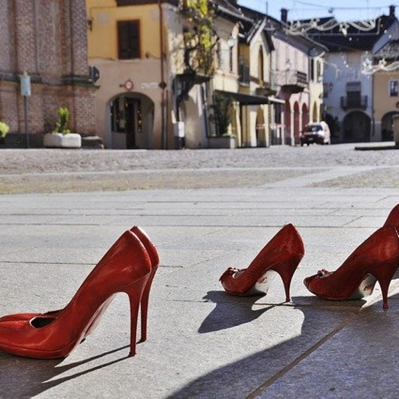Scarpe rosse per dire no alla violenza sulle donne