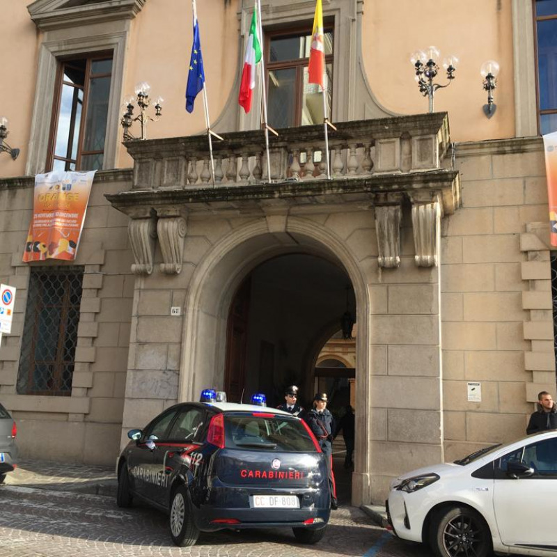 I carabinieri davanti a Palazzo De Nobili
