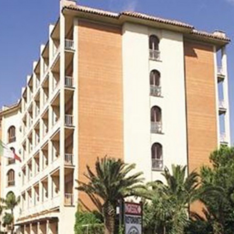 L'hotel 501 e, dall'alto verso il basso: Francesco Barba, Vincenzo Barba e Paolino Lo Bianco