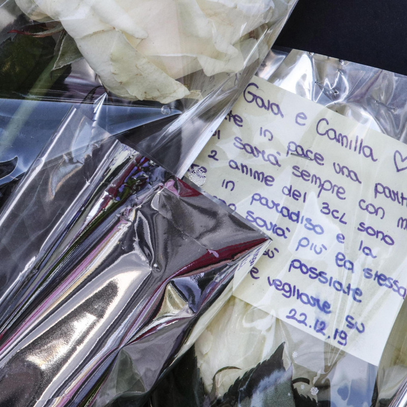 Fiori e messaggi per Gaia e Camilla, le due ragazze sedicenni che hanno perso la vita a Roma