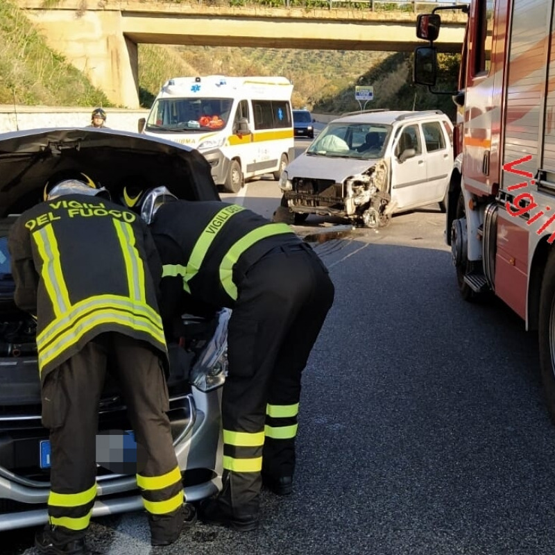 Incidente frontale sulla statale 106 a Stalettì, un ferito e traffico ...