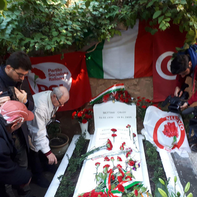 In centinaia sulla tomba di Craxi in Tunisia