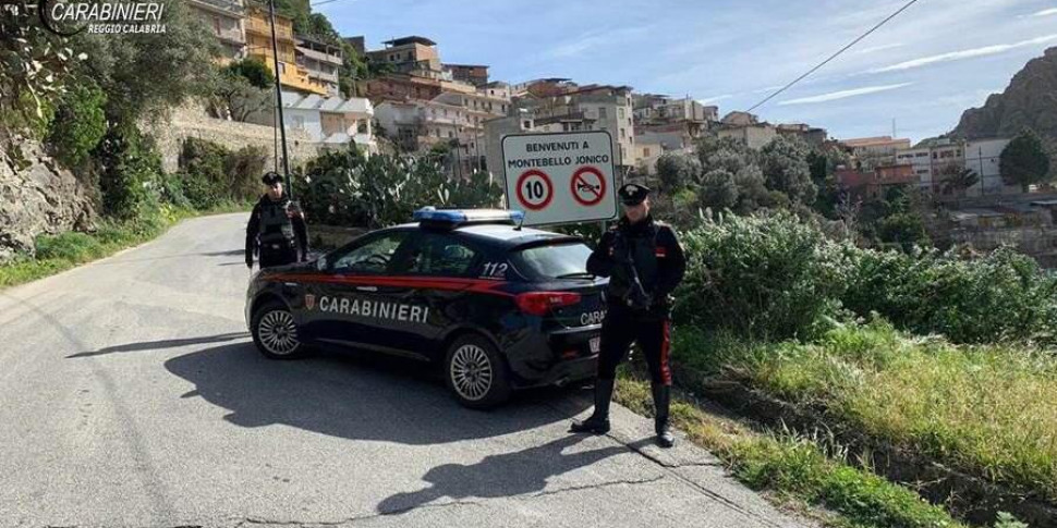 Rapina A Montebello Jonico Calci Pugni Schiaffi E La Minaccia