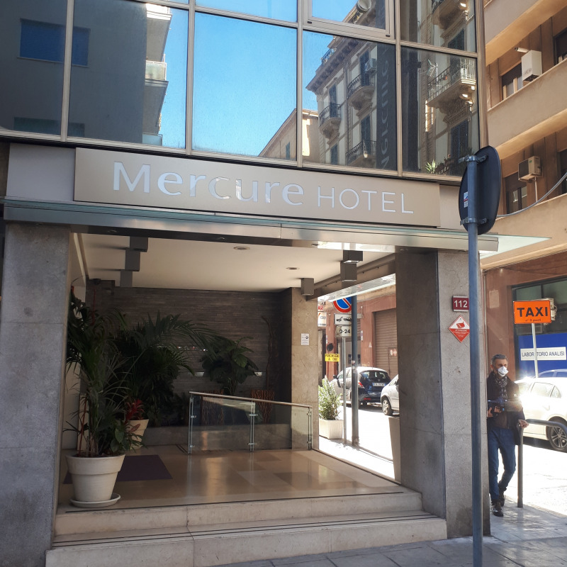 L'hotel Mercure di Palermo dove soggiornavano i turisti positivi al Coronavirus