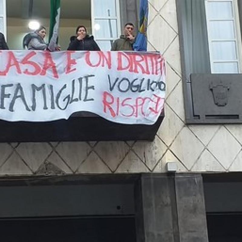 Alcuni dei manifestanti del comitato PrendoCasa occupano il primo piano del Comune di Cosenza.