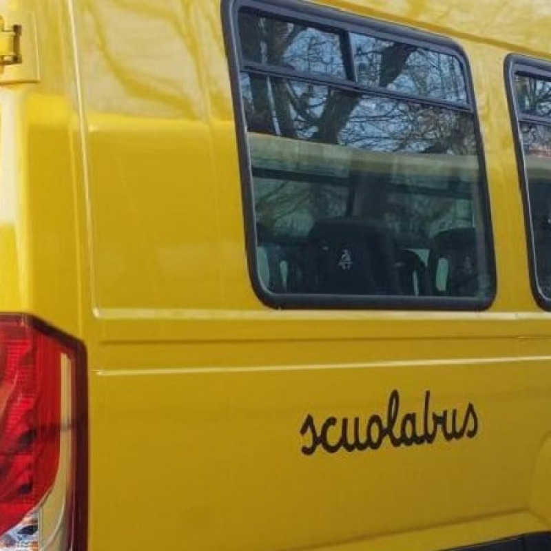Lo scuolabus è in officina per adattarlo al trasporto dei bambini con disabilità