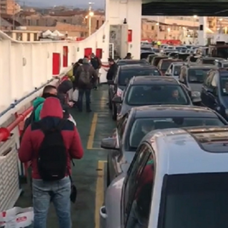 File sui traghetti Messina e Villa San Giovanni nei giorni scorsi