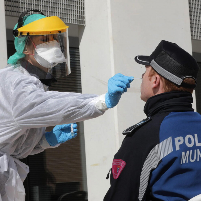 Controlli per il Coronavirus alla polizia di Madrid