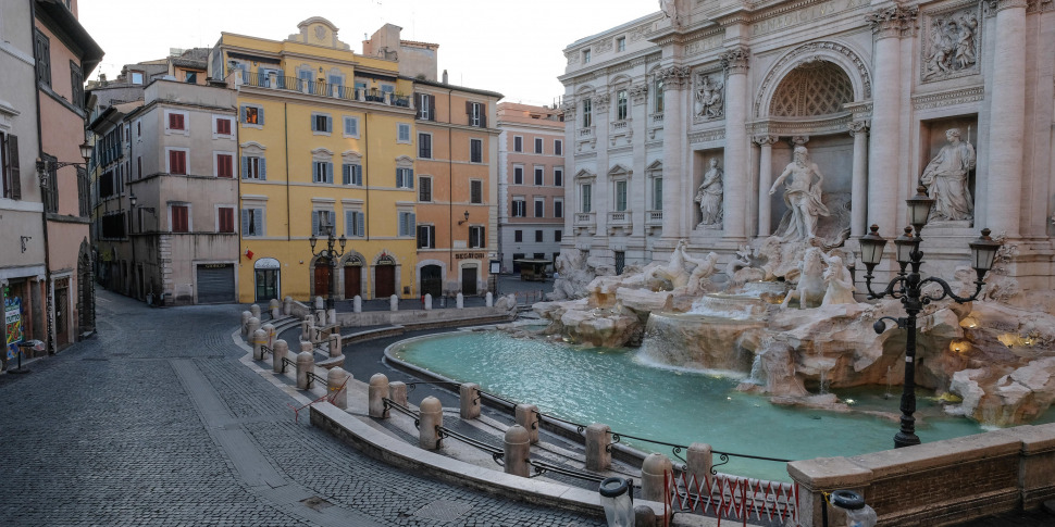 Fontana di Trevi, dal 7 gennaio si pagherà per ammirarla Fontana di Trevi, dal 7 gennaio si pagherà per ammirarla