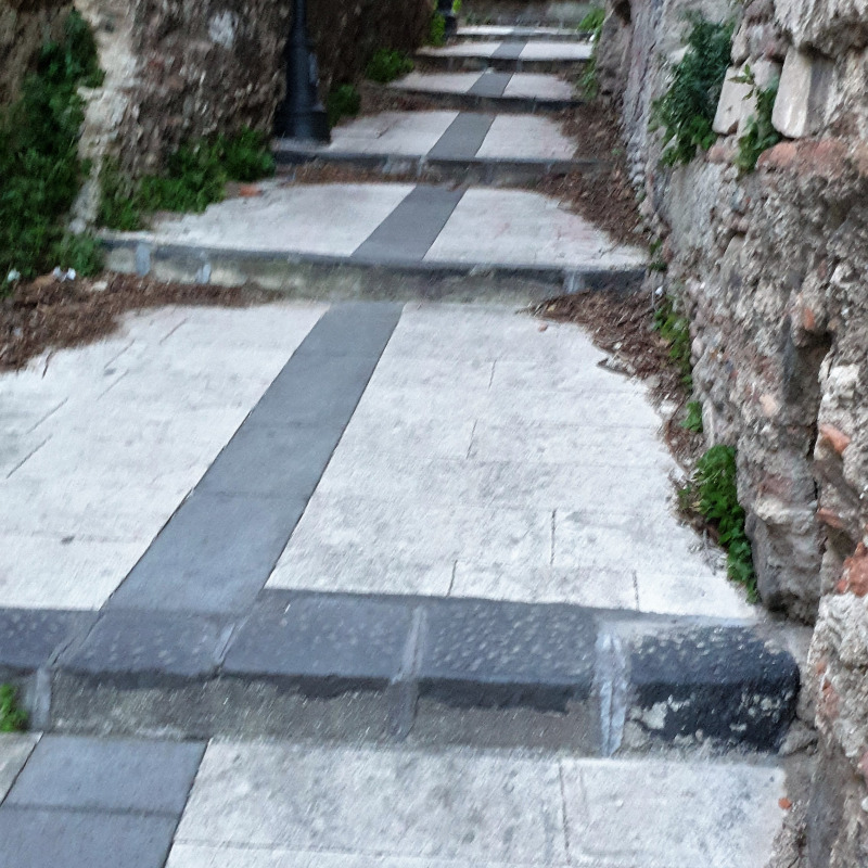 Messina, la storica scalinata Santa Barbara sfregiata da degrado e abbandono