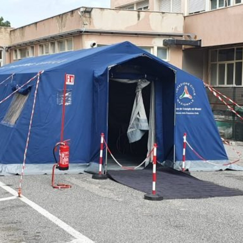 Tenda per il triage all'ospedale di Reggio Calabria