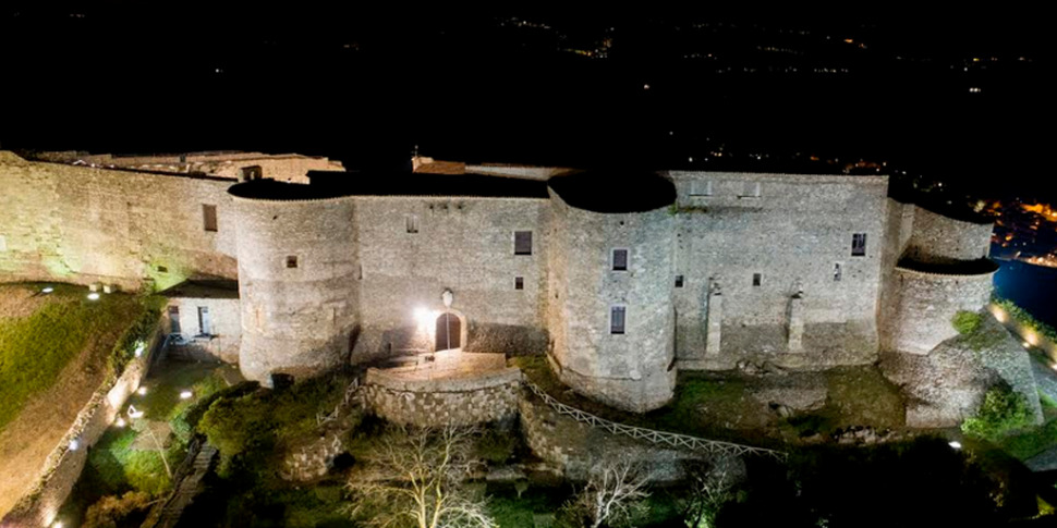 Illuminato il castello Normanno Svevo di Vibo Valentia: le foto