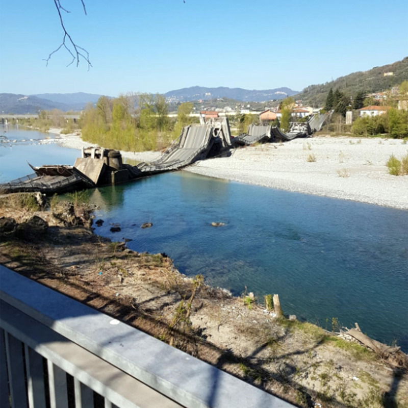 Il ponte crollato in provincia di Massa Carrara, sulla strada provinciale 70