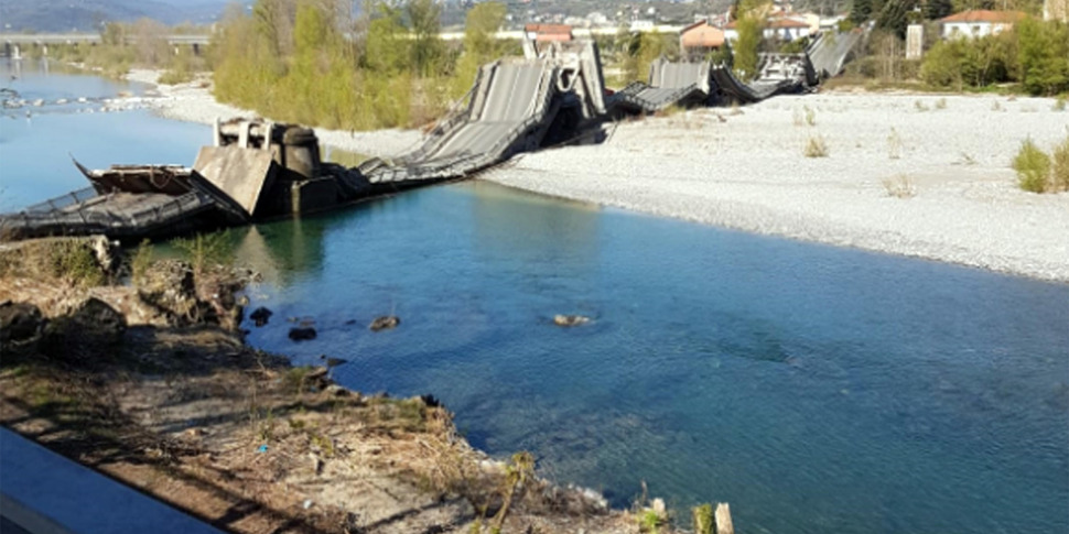 Crolla Un Ponte In Provincia Di Massa Strada Collassata Coinvolto Un Furgone Gazzetta Del Sud