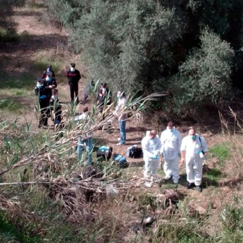 Investigatori sul luogo dove è stato ritrovato il cadavere di Angela Maria Corona nelle campagne tra Bagheria e Ciminna