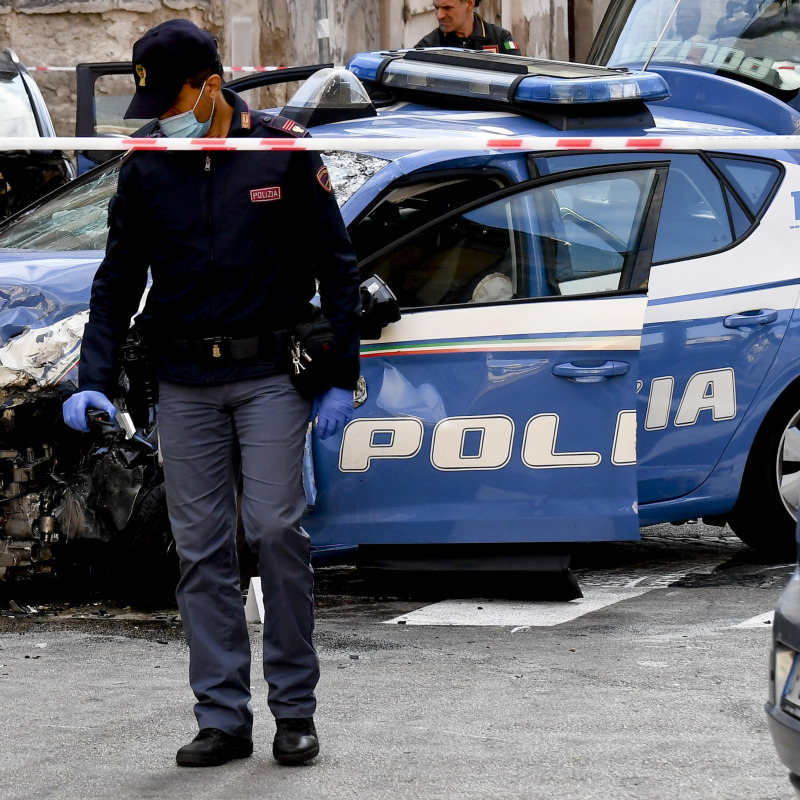 La scena, a Napoli, dello scontro frontale tra un'auto della polizia e l'auto di rapinatori