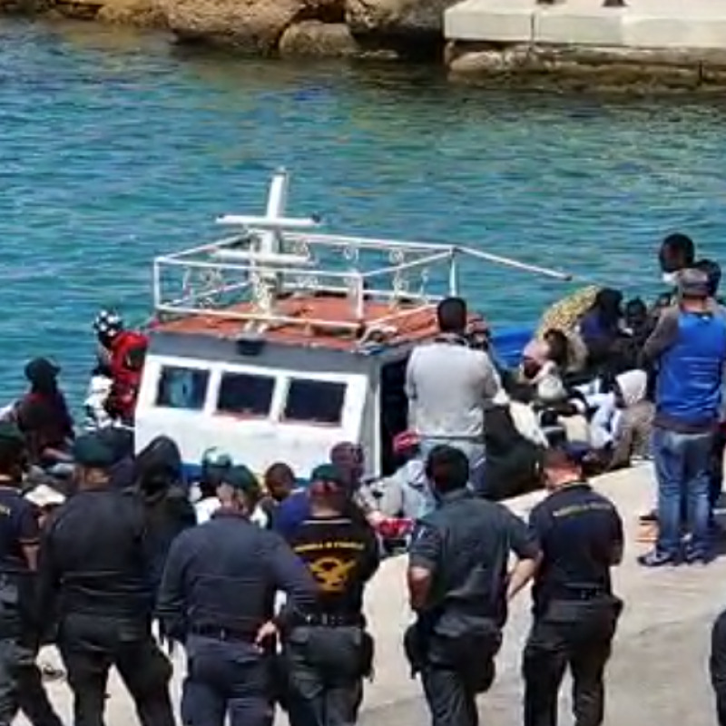 I due incrociatori della guardia di finanza nel porto dell'isola di Lampedusa