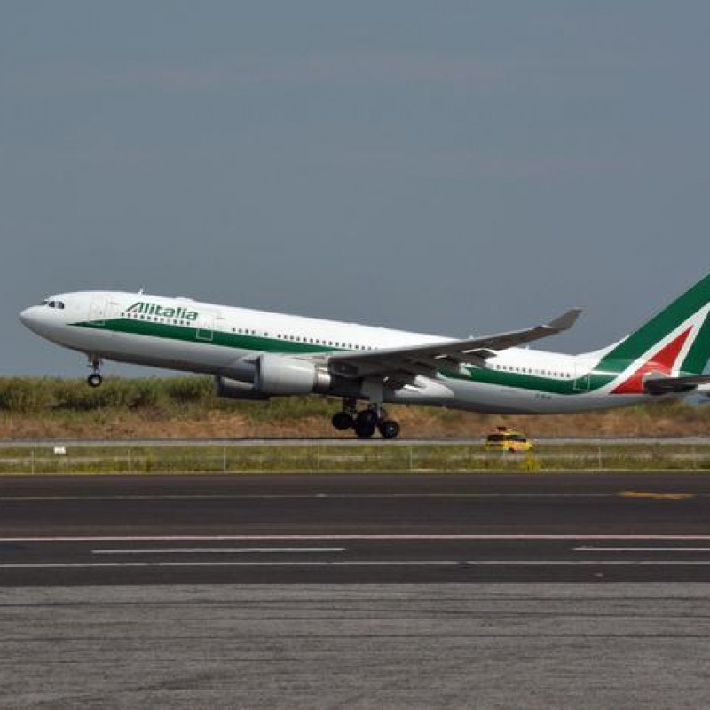 In aumento le prenotazioni sui voli Alitalia in vista del blocco degli spostamenti tra regioni