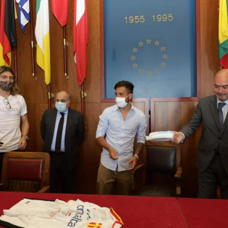 Fc Messina, consegnate al Comune le "mascherine della discordia"
