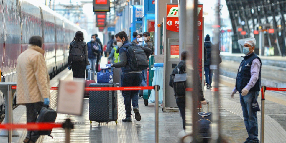 Trasporto ferroviario sospeso a Milano per un guasto alla linea elettrica. Trenitalia: "Evitate gli sposamenti in treno"