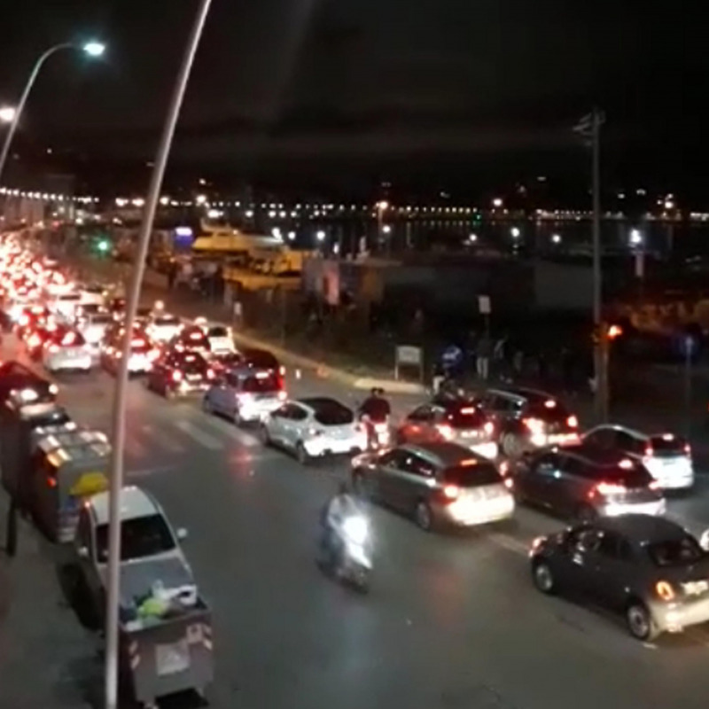Sul lungomare di Napoli traffico bloccato fino alle 4 del mattino, assembramenti e risse