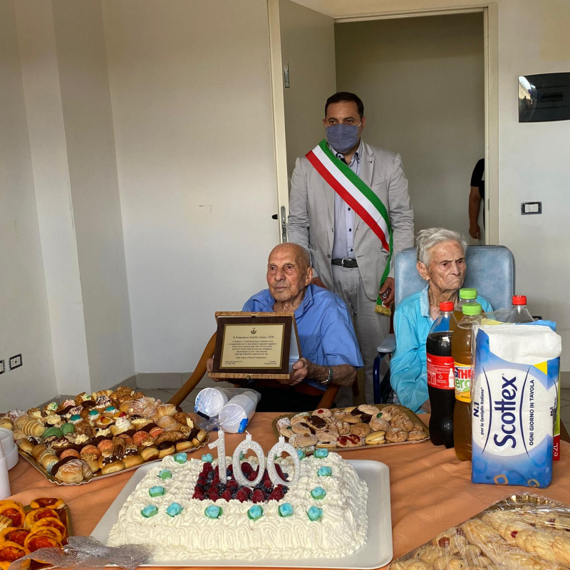 Il centenario Francesco Anello riceve la targa dal sindaco