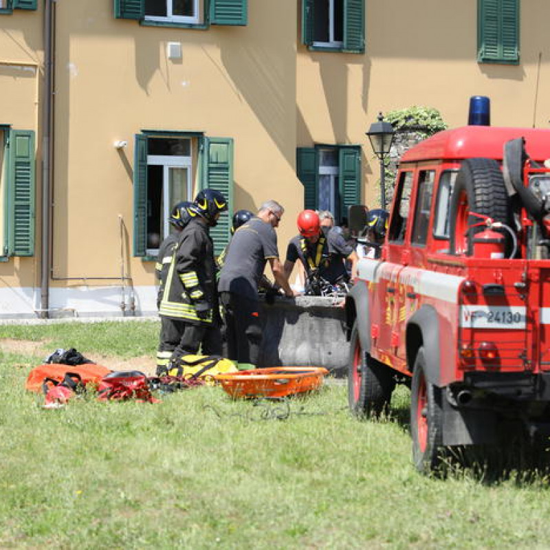 L'intervento dei vigili del fuoco per il recupero del bimbo caduto in un pozzo a Gorizia