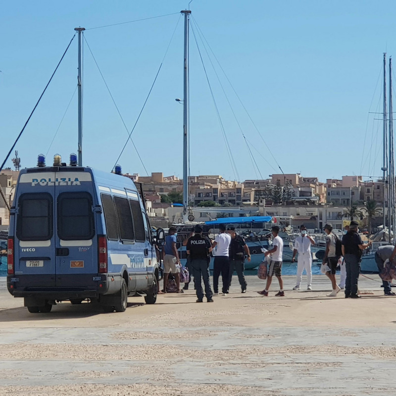 Un momento delle operazioni di trasferimento dei migranti sbarcati a Lampedusa