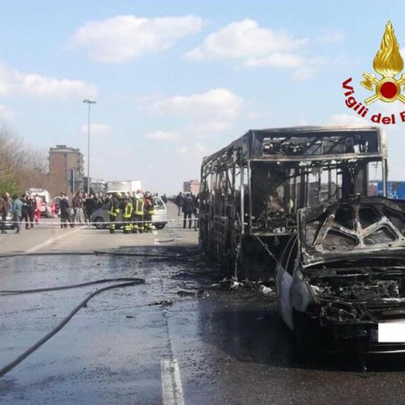 L'autobus dato alle fiamme dall'autista a San Donato Milanese
