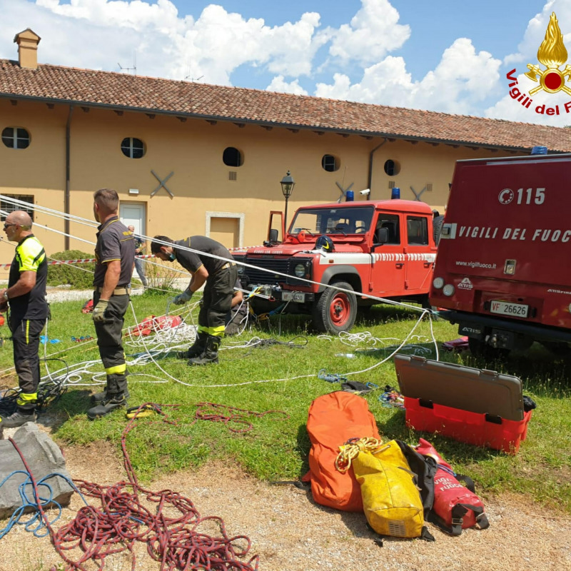L'intervento dei vigili del fuoco per il recupero del dodicenne caduto in unpozzo a Gorizia