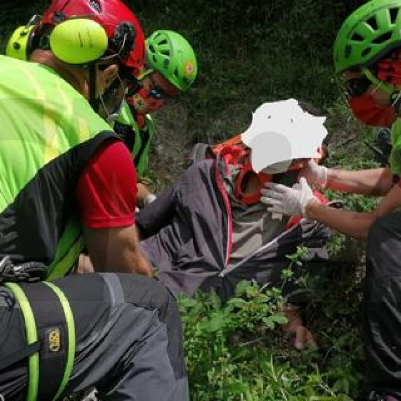Scivola a causa del ghiaccio: 60enne precipita per 40 metri: ricoverato ...