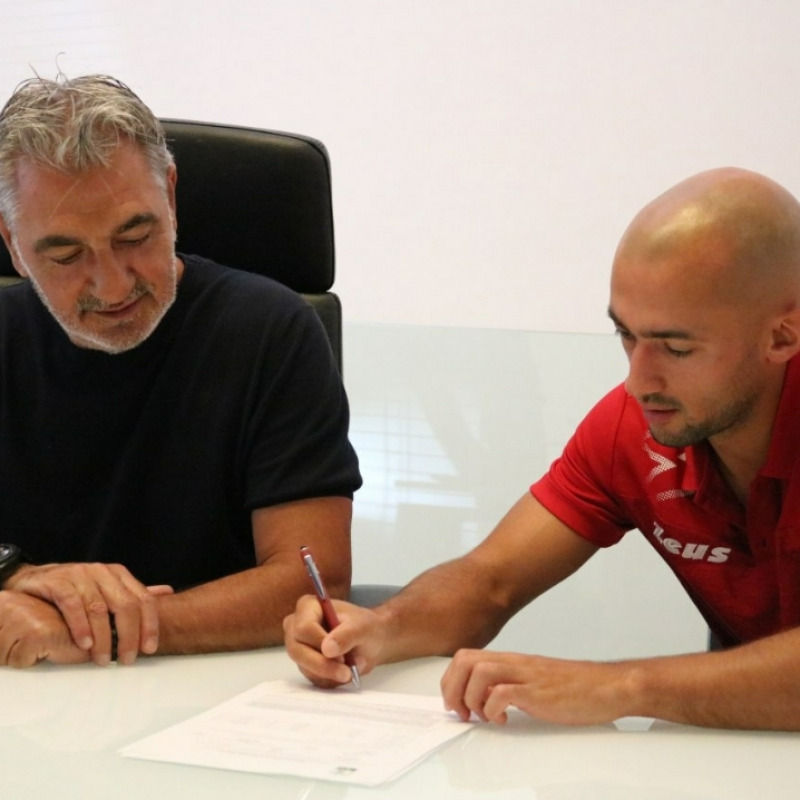 Nella foto il presidente del Crotone Gianni Vrenna e Ahmad Benali al momento della firma
