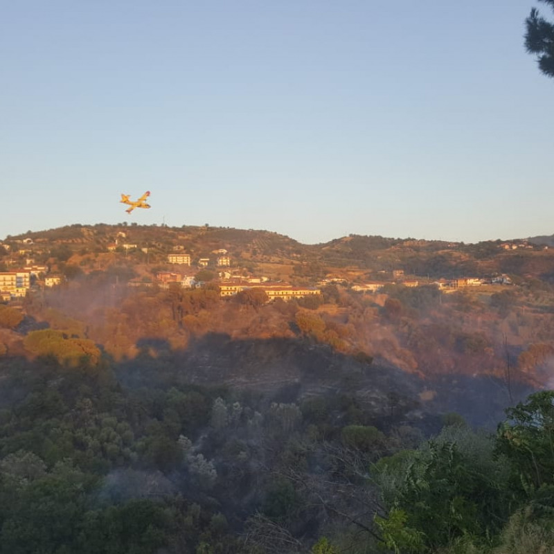 Incendio devasta la Valle del Crati, le immagini delle operazione di spegnimento