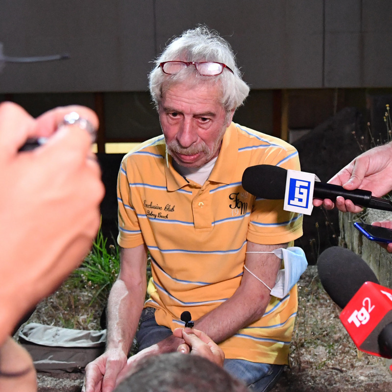 Luigino Parisi, padre di Viviana, rilascia dichiarazioni alla stampa all'Ospedale Papardo