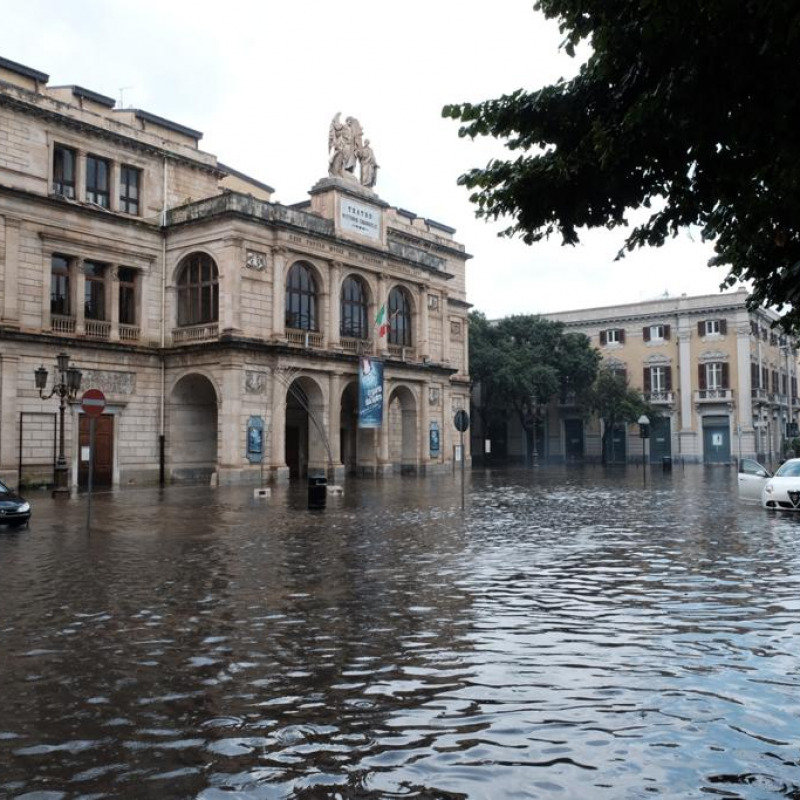 L'acqua alta su via Garibaldi, nella zona del teatro, a Messina