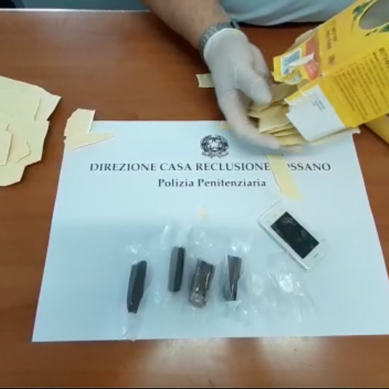 Carcere di Rossano, droga e cellulari nascosti nei pacchi di pasta e destinati a un detenuto