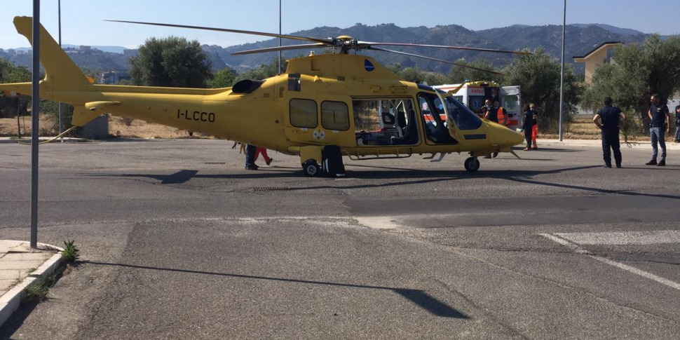 Scivola dal tetto su cui sta lavorando a Rossano, volo di 10 metri per ...