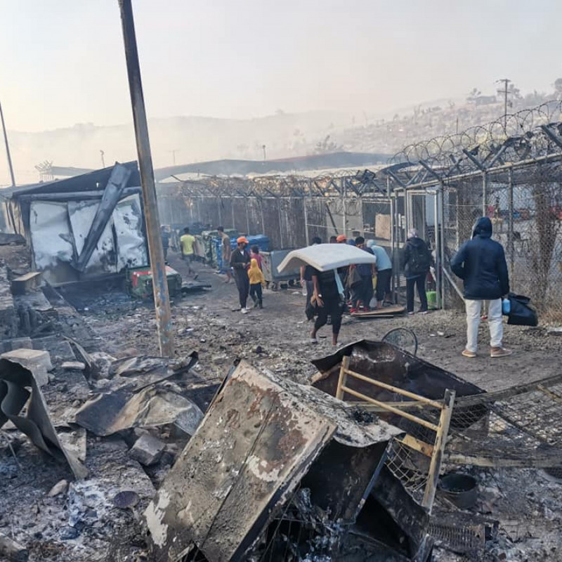 L'incendio nel campo profughi di Moria nell'isola di Lesbo in Grecia