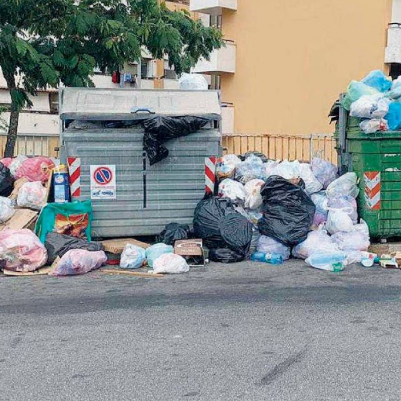 I rifiuti ammassati nei pressi dei cassonetti a Crotone