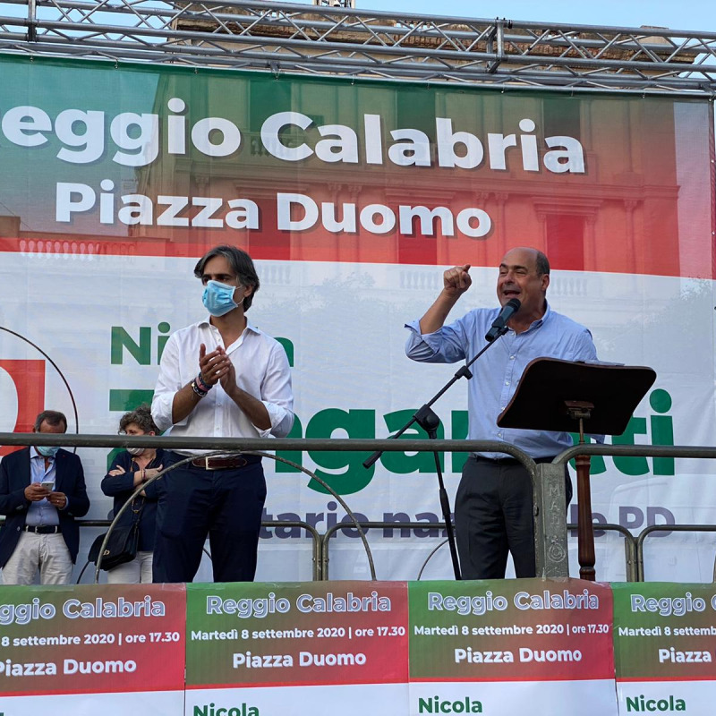 Zingaretti e Falcomatà durante il comizio di Reggio (foto Morabito)